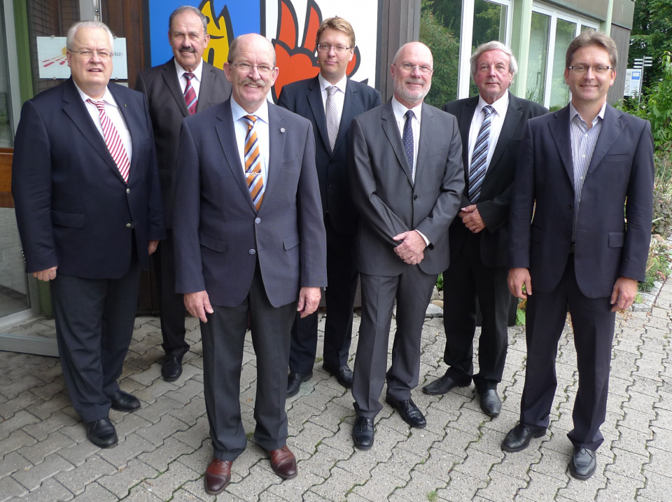 Ihre CDU-Fraktion 2014-2019 Dr. Frank Knödler, Horst Leutenecker, Georg Strohmaier, Steffen Kirsch, Dr. Thomas Schulz, Dr. Ing. habil. Hubert Effenberger, Prof. Dr. Nikolaus Wachter Ihre CDU-Fraktion 2014-2019 Dr. Frank Knödler, Horst Leutenecker, Georg Strohmaier, Steffen Kirsch, Dr. Thomas Schulz, Dr. Ing. habil. Hubert Effenberger, Prof. Dr. Nikolaus Wachter